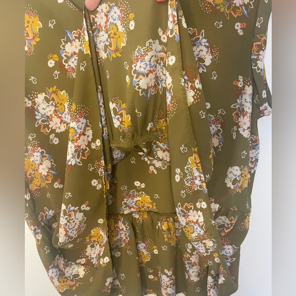 Women’s Loft Outlet Floral Print Green Short Sleeve Blouse Size Medium - Picture 8 of 11